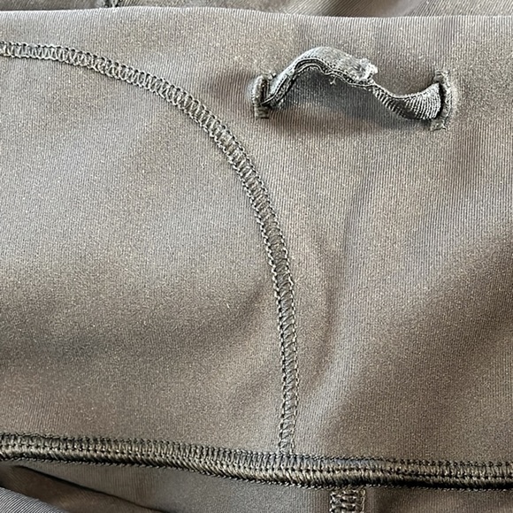 Lululemon Outrun 17” Crop Ruched Back Leggings Black Luxtreme Size 12 - Picture 4 of 11